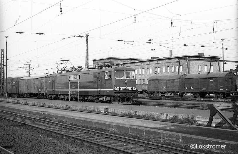 Reichsbahn 250 143 erreicht am 21.03.1984 mit einem Schnellzug aus Berlin nach Erfurt den Bahnhof Bitterfeld. 