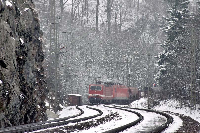 Güterverkehr auf der Tharandter Rampe am 28.03.1995 mit Zuglok DB 156 001 und Vorspannlok DB 143 186 bei Edle Krone 