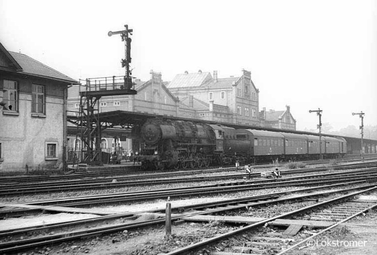 Zur Mittagszeit am 25.08.1984 steht DR 52 8199 mit dem Personenzug aus 3achser Rekowagen abfahrbereit nach Görlitz. Aber erst muss noch die Ankunft des entgegen kommenden Güterzuges mit DR 52 8125 abgewartet werden.