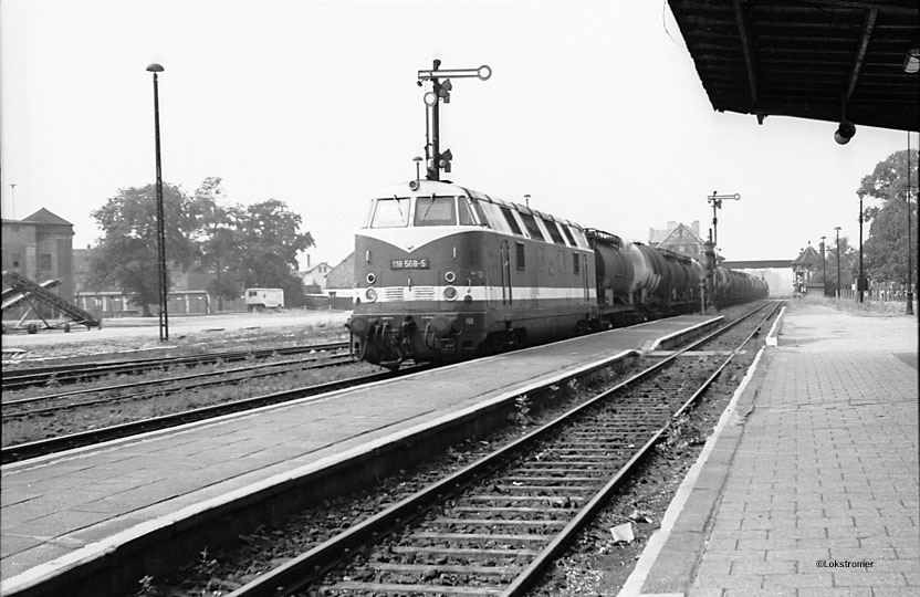 DR 118 568 kommt mit einem Ölzug aus Richtung Oebisfelde durch Haldensleben.