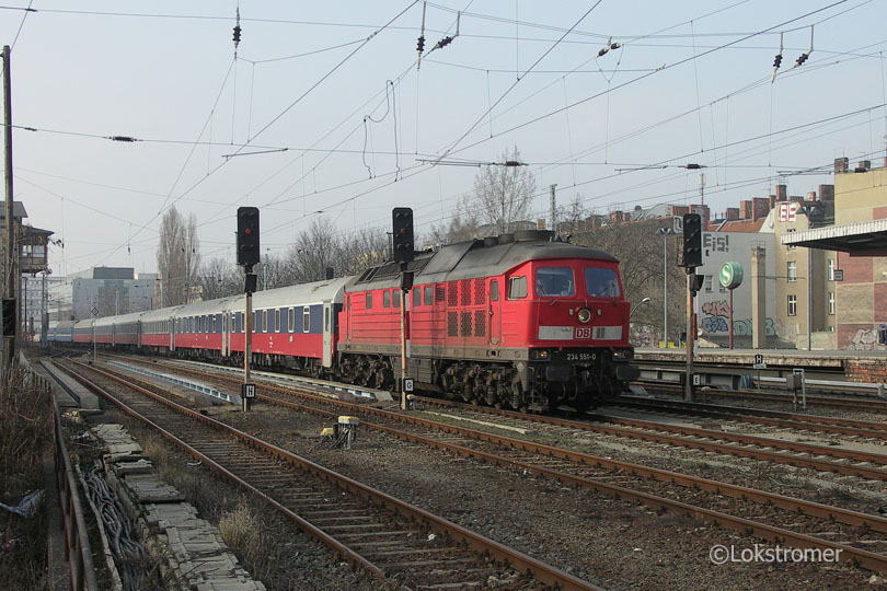 DB 234 551 mit dem Schnellzug Berlin - Saratov in Berlin Greifswalder Straße am 24.02.2008