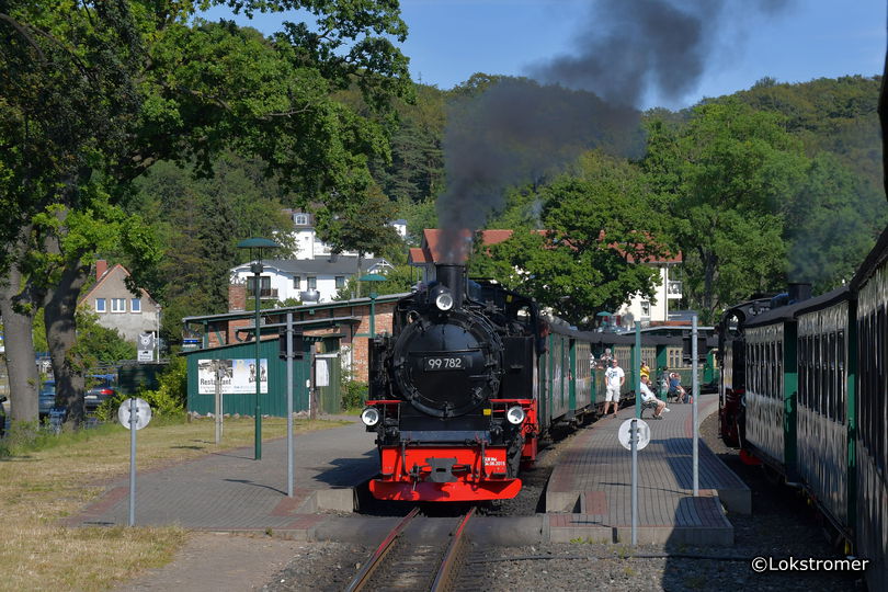 Zugkreuzung am 13. Juli 2019 nachmittags in Sellin mit 99 782 nach Binz KB und 99 1781 nach Göhren 