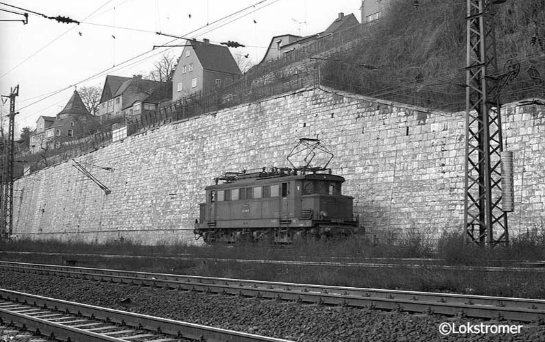 DR 244 128 im Rangierdienst in Weißenfels an der "Klagemauer" am 26.02.1989