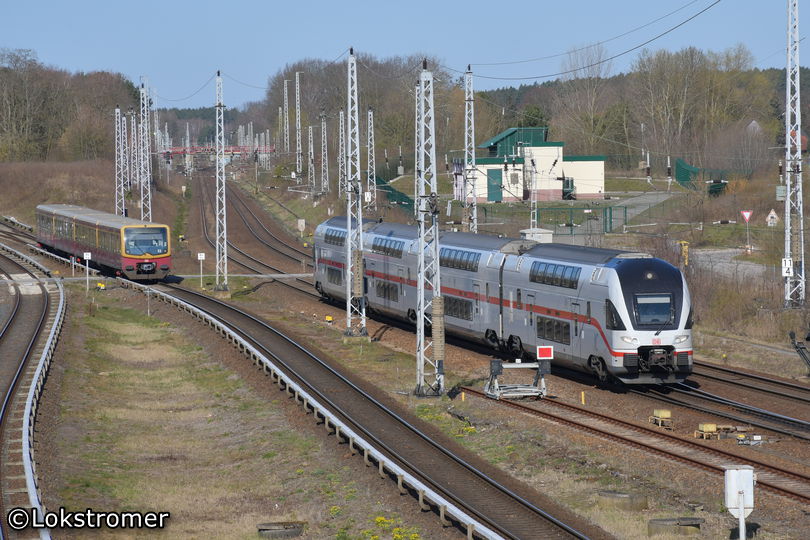 Kurz danach der Gegenzug nach Dresden als ex-Westbahn 4110 015. Die S8 nach Birkenwerder hat gerade noch die Kurve gekriegt. (Schönfließ am 04.04.2020)