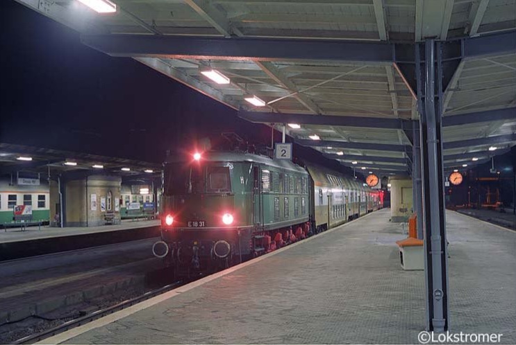Vor 30 Jahren hatte E18 31 der ehemaligen VES-M der DR "Bewegungstherapie" verschrieben bekommen und bespannte Regionalzüge von Halle/Saale nach Dessau. Am 8. März 1994 steht die rüstige Rentnerin in Dessau Hbf abfahrbereit in Richtung Halle. 