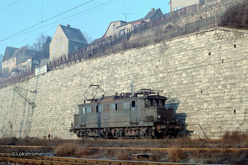 DR 244 128 im Rangierdienst in Weißenfels am 10.12.1989