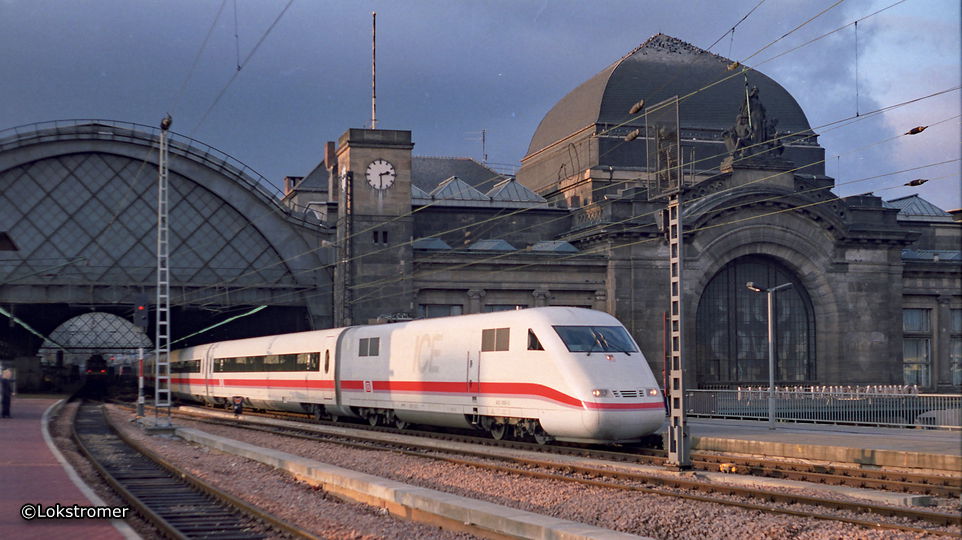 Am 5. Dezember 1991 kam die britische Königin Elisabeth II. mit einem ICE 1 nach Dresden. Hier der königliche Zug 401 069 in Dresden Hbf.