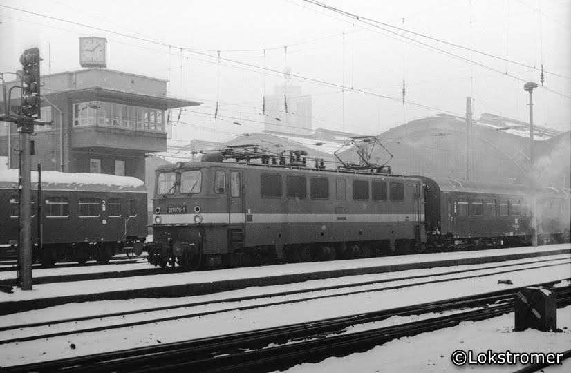 Am 09.02.1985 stand DR 211 078 mit einem Personenzug in Richtung Dessau in Leipzig Hbf.