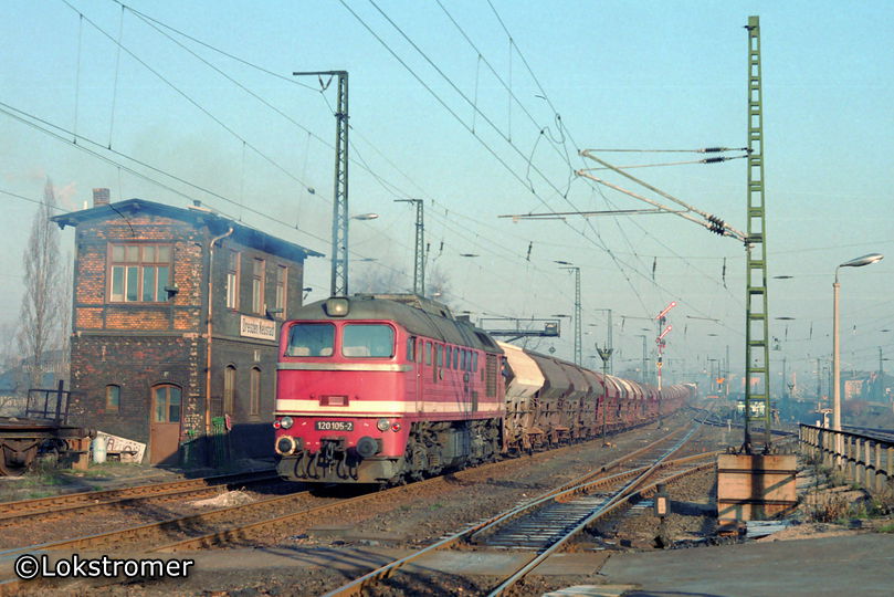DR 120 105 (Bw Dresden) als Schiebelok auf der Rampe nach Dresden-Klotzsche in Dresden-Neustadt am 02.12.1990