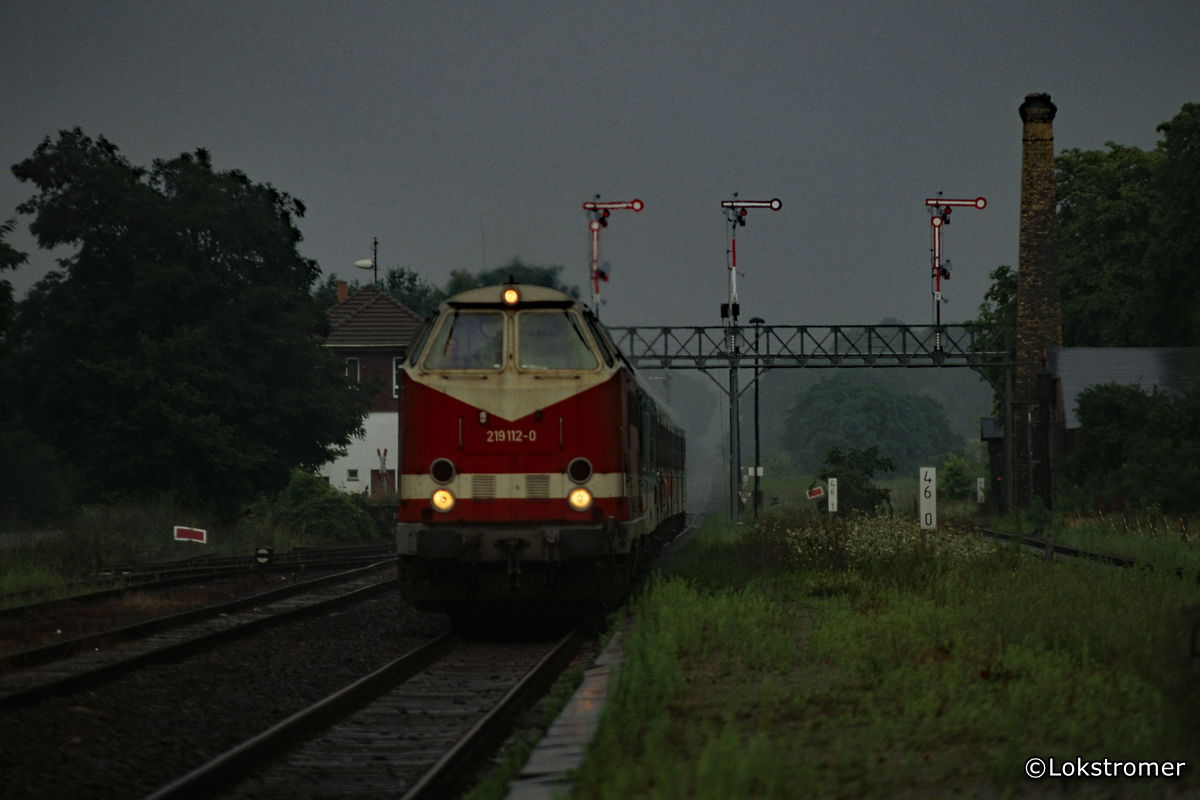 DB 219 112 erreicht am 18.07.1998 bei strömendem Regen aus Küstrin kommend den Bahnhof Müncheberg (Mark)
