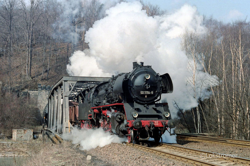 DR 50 3704 des Bw Aue mit einem Güterzug am Tunnel in Schlema am 21.03.1987