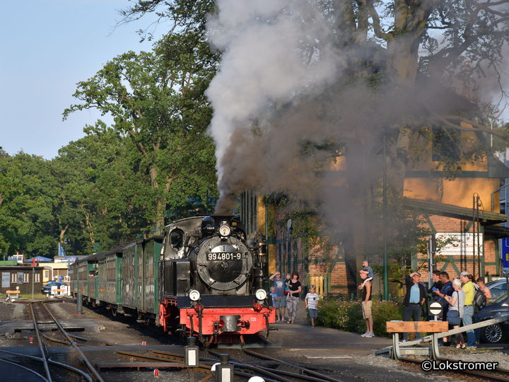 Ausfahrt der 99 4801 in Göhren mit dem letzten Personenzug nach Putbus am 13. Juli 2019