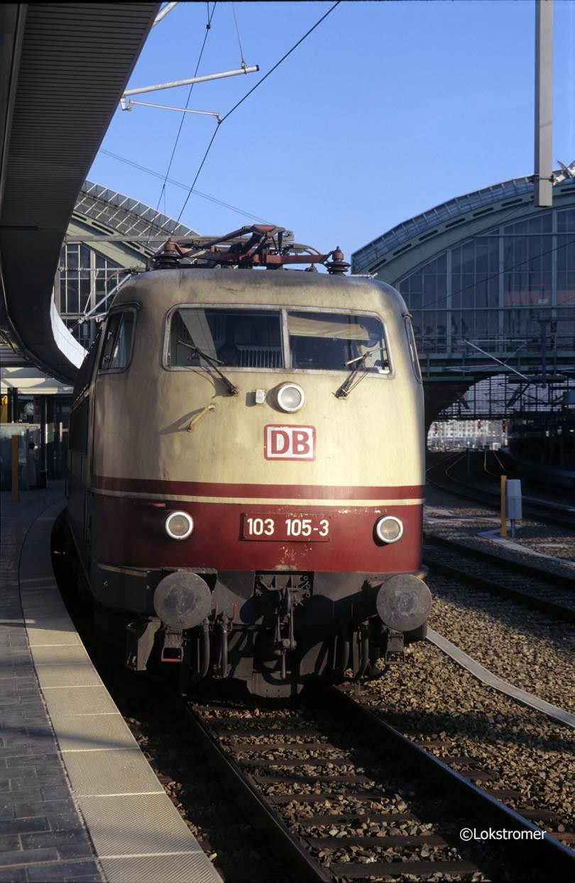 DB 103 105 steht am 12.03.1999 mit einem Interregio in Richtung Hannover abfahrbereit in Berlin Ostbahnhof.