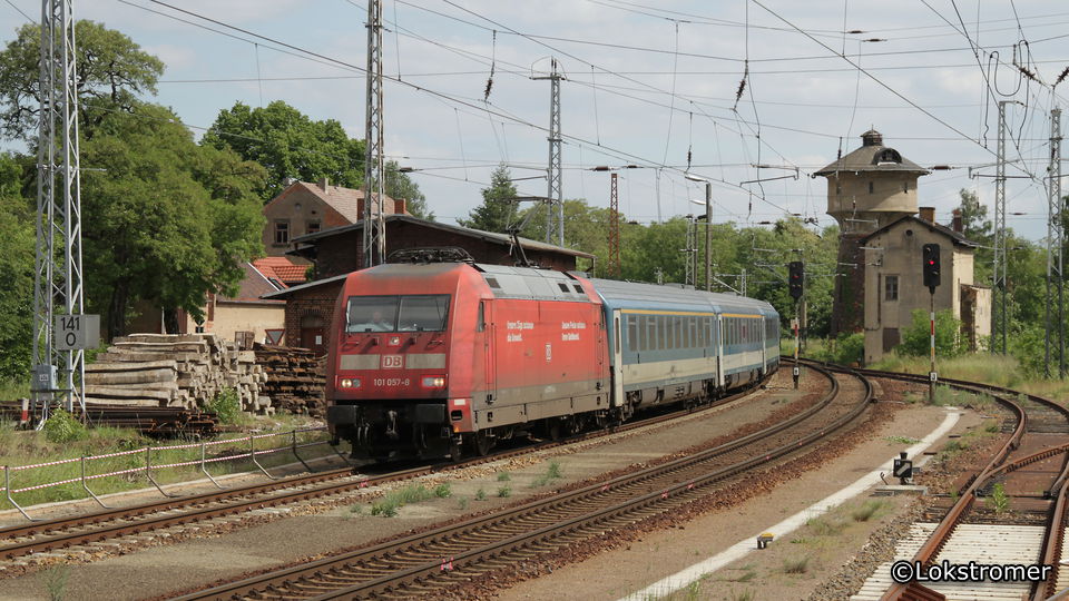 Am 30. Mai 2014 passiert DB 101 057 mit EC von Budapest keleti pu. nach Hamburg-Altona den alten Wasserturm in Röderau
