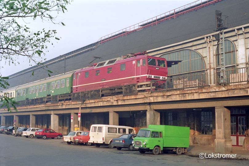 DR 230 017 am 22.11.1991 in Dresden Hbf mit Schnellzug von Dresden nach Prag