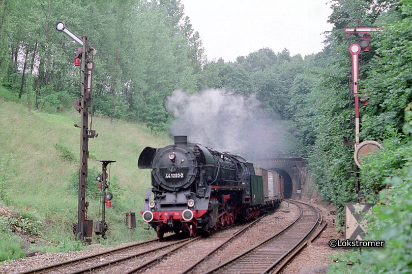 44 1093 mit Güterzug nach Sangerhausen am Tunnel in Blankenheim am 2. Juli 1989