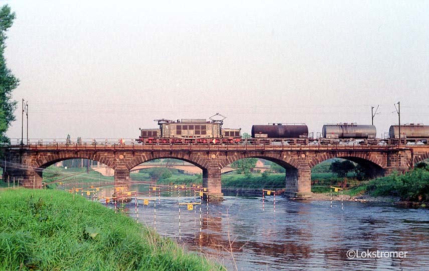 DR 254 059 überquert am 18.05.1989 die Saale bei Bad Dürrenberg mit einem Kesselwagenzug von Großkorbetha in Richtung Leipzig