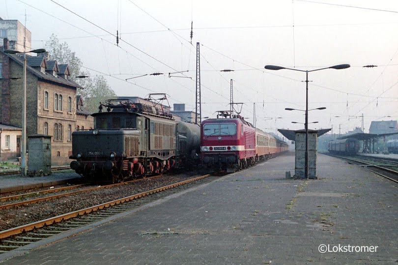 DR 254 066 musste am 22.09.1989 mit ihrem Güterzug in Merseburg auf die Seite, um dem Städteexpress nach Berlin mit DR 243 801 Platz zu machen.