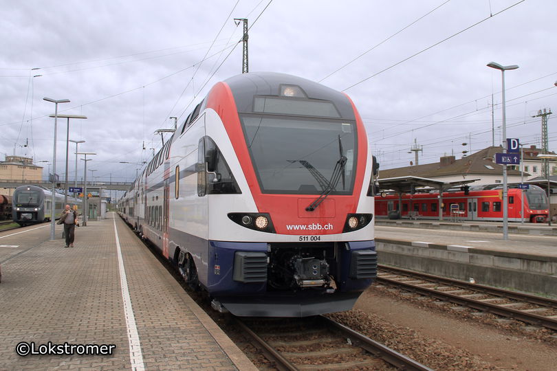 SBB 511 004 auf einer Prüffahrt in Plattling zwischen zwei verschiedenen Alstom-Coradia Lint-Fahrzeugen am 12. April 2011i