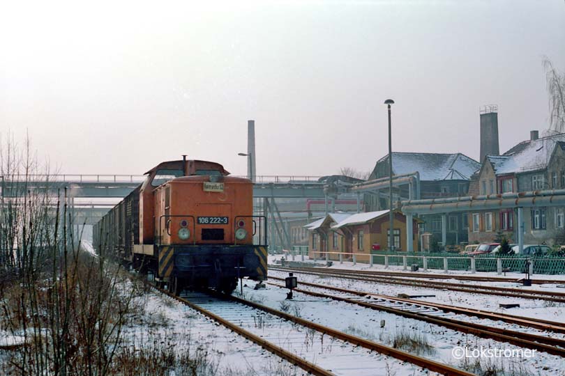 DR 106 222 mit Güterzug auf der Windbergbahn in Dresden-Gittersee am 06.02.1991