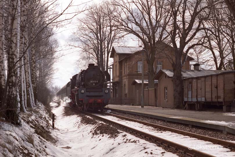 DR 35 1113 mit Personenzug von Nossen nach Riesa in Starbach am 15.03.1992