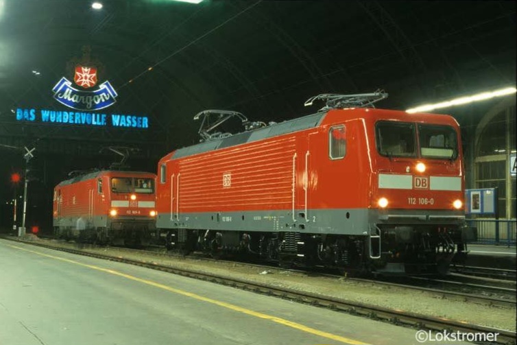 DB 112 106 und 112 169 haben am 28.11.1999 in Dresden Hbf Aufstellung genommen, um die nächsten Leistungen nach Berlin zu übernehmen, darunter der Eurocity aus Budapest.