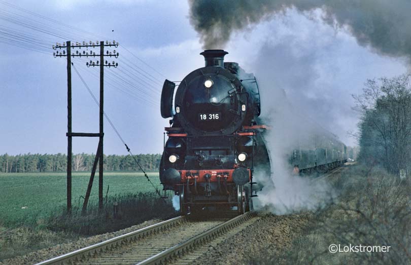 DR 18 316 (ex bad. IV h) mit einem Sonderzug von Cottbus nach Görlitz bei Spremberg am 18.03.1995