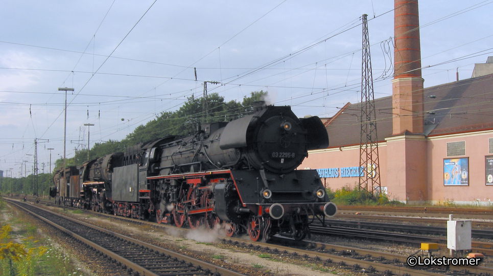 03 2295 mit einem Lokzug bei Einfahrt in Augsburg am 3. September 2002
