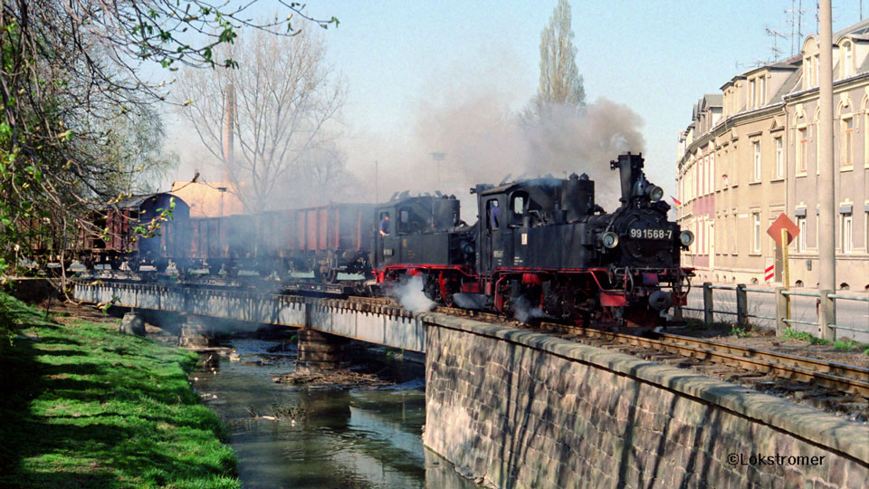 99 1568 der DR als Vorspann vor Zuglok 99 1582 bei Oschatz-Körnerstraße mit Güterzug nach Mügeln am 1. April 1990