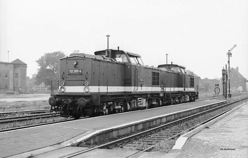 Kurz nach dem Personenzug durchfährt eine Doppeltraktion mit DR 112 265 und einer Schwestermaschine den Bahnhof Haldensleben in Richtung Bülstringen.
