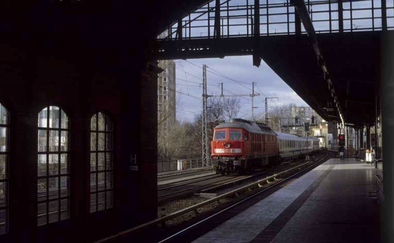 Schlusslok am Berlin-Warschau-Express, der zur Mittagszeit über die Berliner Stadtbahn fuhr, war am 02.01.2005 die DB 232 083. Hier am S-Bahnhof Bellevue.