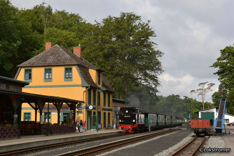 99 4011 erreicht am 22. Juli 2019 mit dem ersten Personenzug aus Putbus den Endbahnhof Göhren