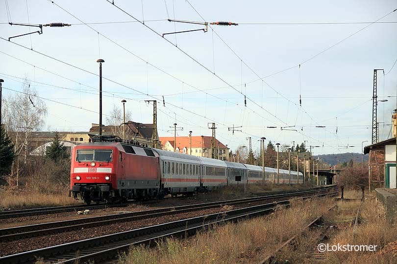 DB 120 120 mit einem Intercity aus Richtung Leipzig passiert am 29.11.2009 Bahnhof Radebeul Ost.