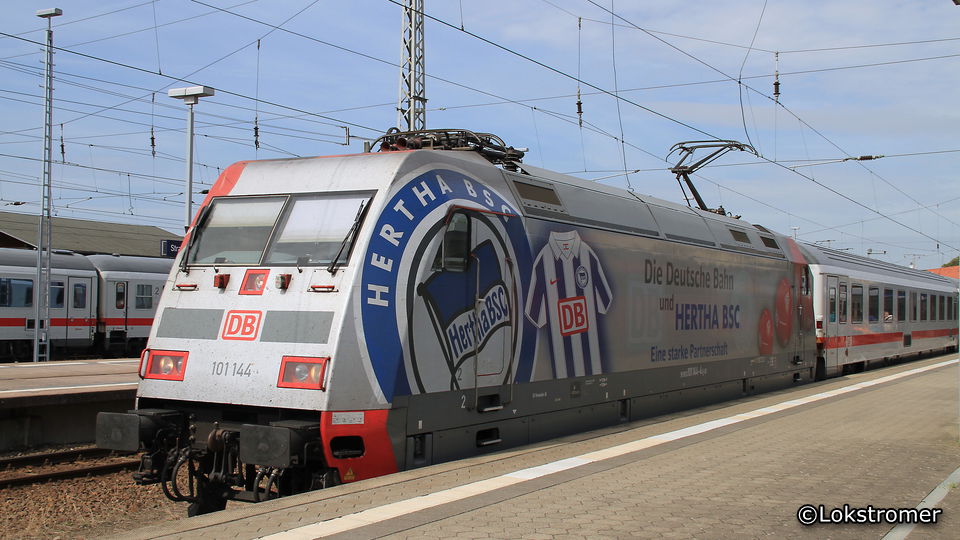 DB 101 144 als Werbelok für den von DB gesponsorten Berliner Fußballclub Hertha BSC in Stralsund am 18. August 2012