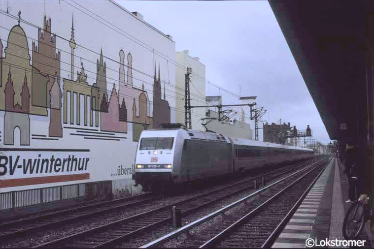 DB 101 130 passiert am 03.01.2005 mit dem METROPOLITAN-Wagenpark die Häuserschlucht in Berlin den S-Bahnhof Savignyplatz. Seit dem Fahrplanwechsel 2004 wurden die METROPOLITAN-Züge nicht mehr zwischen Hamburg und dem Ruhrgebiet eingesetzt und kamen so als ICE in Richtung Berlin zum Einsatz.