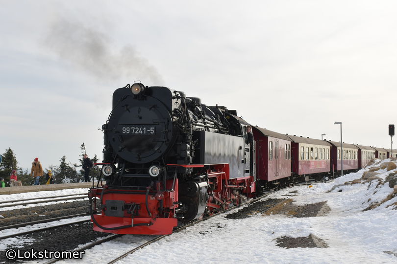 99 7241 der HSB hat mit ihrem Zug den Endbahnhof Brocken erreicht