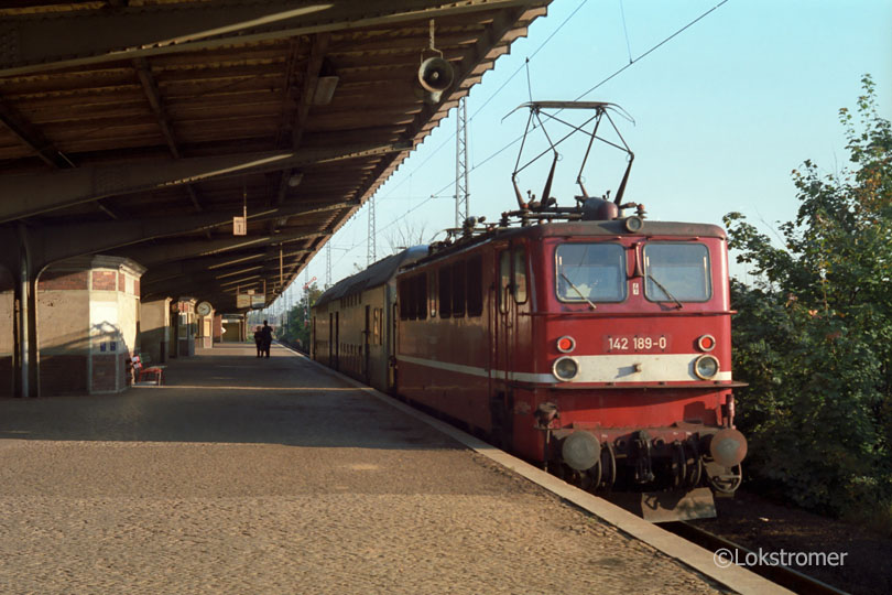 DB 142 189 mit einem S-Bahn-Zug nach Velten am 29.08.1993 in Hennigsdorf