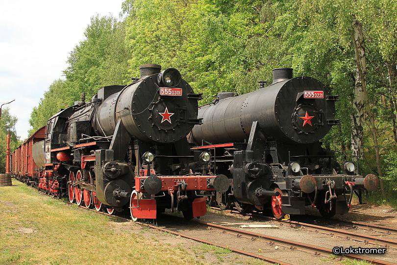 CSD 555.0301 (ex DR 52 3644) neben CSD 555.3221 (ex DR 52 7047) im Eisenbahnmuseum Luzna u. Rakovnika (Tschechien) am 27. Mai 2001