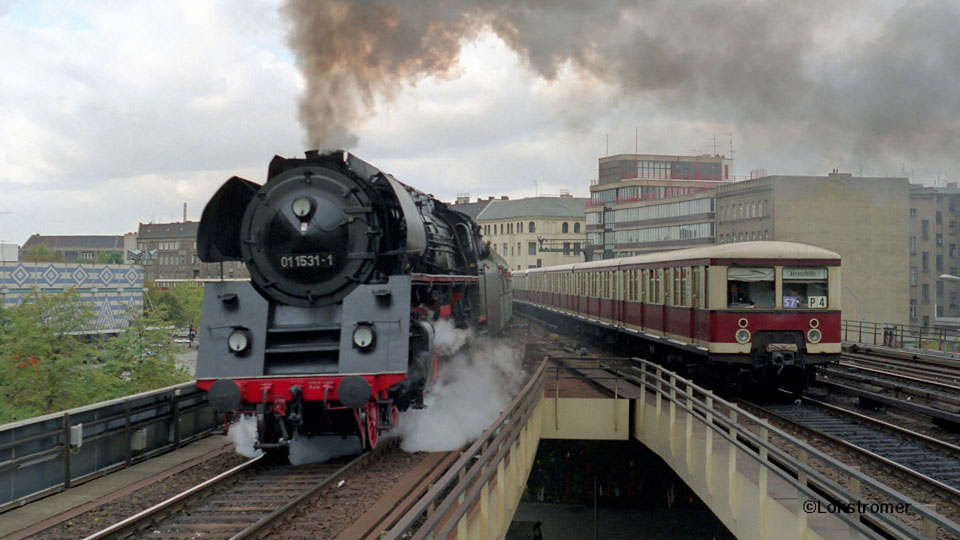 DR 01 1531 parallel zu einer S-Bahn auf der Berliner Stadtbahn am Bahnhof Berlin-Alexanderplatz am 19.10.1991