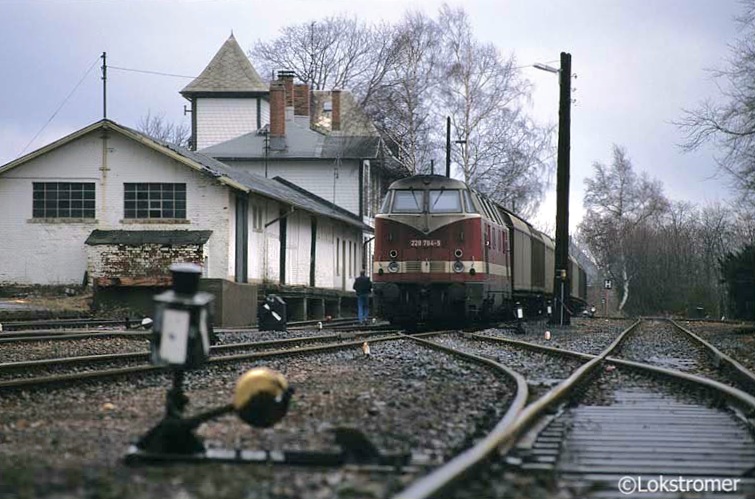 DB 228 784 stellt am 29.12.1994 in Großbreitenbach einen Nahgüterzug in Richtung Ilmenau bereit.