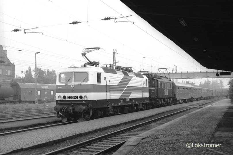 DR 212 001 Weiße Lady vor DR 204 001 mit DMV-Sonderzug in Delitzsch unt.Bf am 15.05.1983
