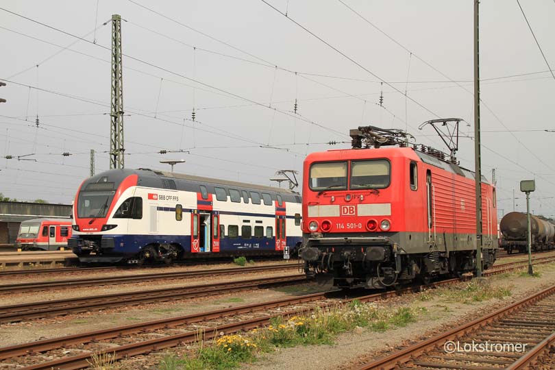 DB 114 501 (ex DB 112 025) neben SBB-Doppelstockzug 511 004 in Straubing am 27.04.2011