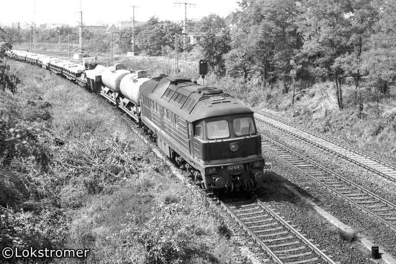 DR 132 632 mit Güterzug in Richtung Falkenberg am 15.08.1983 bei Ausfahrt aus Lutherstadt Wittenberg