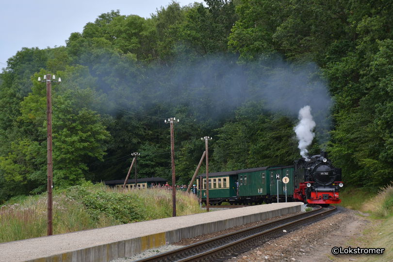 99 782 mit Personenzug nach Binz KB fährt am 19. Juli 2019 durch Garftitz