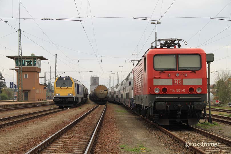 DB 114 501 (ex DB 112 025) mit SBB-Doppelstockzug 511 004 in Straubing am 13.04.2011