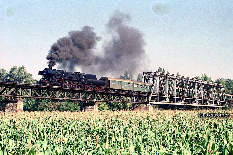 52 5448 mit Sonderzug von Osterfeld nach Großkorbetha auf der Saalebrücke bei Dehlitz am 20. September 1986