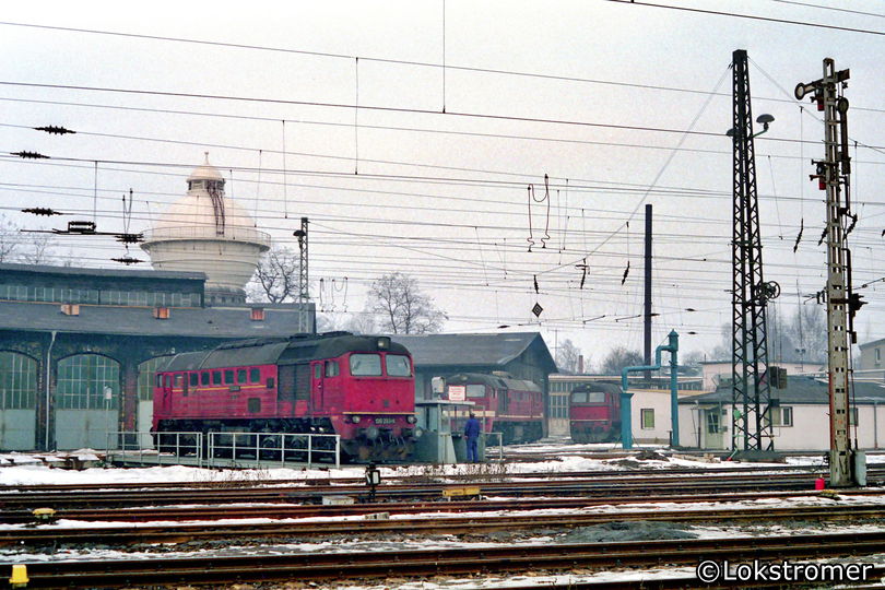 DR 120 293 (Bw Roßlau) auf der Drehscheibe im Heimat-Bw Roßlau/Elbe am 22.02.1991