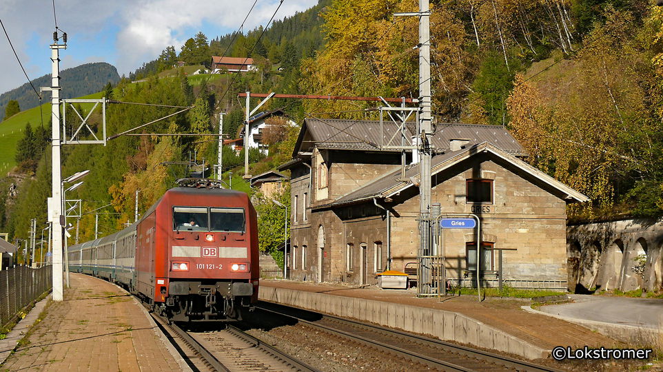 DB 101 121 befördert am 9. Oktober 2008 einen EC von Müchen in Richtung Italien bis zum Grenzbahnhof Brenner - hier in Gries kurz vor Brenner