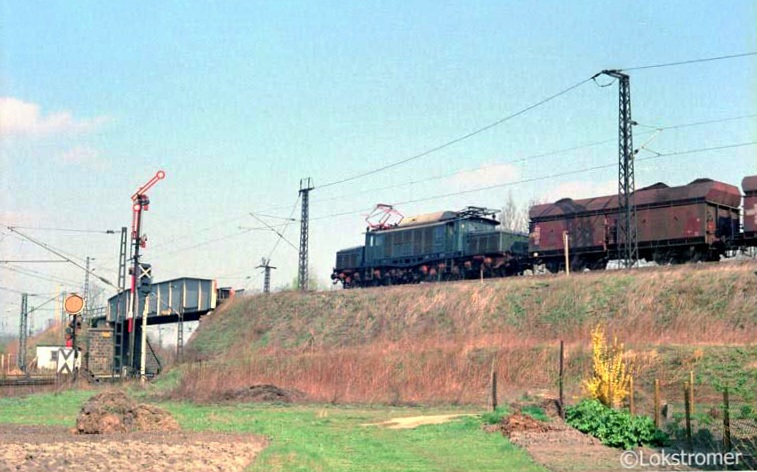 DR 254 052 schiebt am 24.03.1990 in Böhlen einen Kohlezug zum Kraftwerk in Espenhain nach 