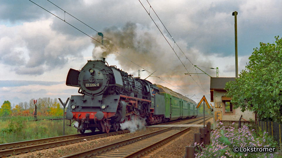 03 2204 mit einem Personenzug nach Saalfeld bei Naumburg am 9. Oktober 1993